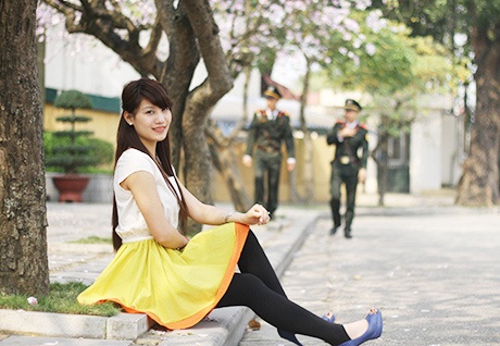 Nữ sinh Hà thành đua nhau khoe dáng trên "con đường hoa ban" - 5 Nữ sinh trường ĐH Kinh doanh công nghệ tươi xinh bên hoa ban