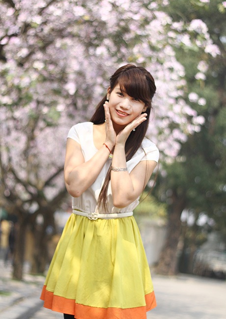 Nữ sinh Hà thành đua nhau khoe dáng trên "con đường hoa ban" - 3 Nữ sinh trường ĐH Kinh doanh công nghệ tươi xinh bên hoa ban