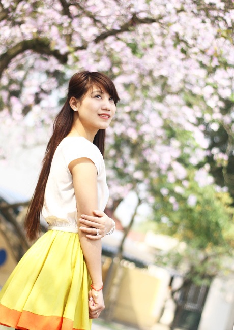 Nữ sinh Hà thành đua nhau khoe dáng trên "con đường hoa ban" - 4 Nữ sinh trường ĐH Kinh doanh công nghệ tươi xinh bên hoa ban