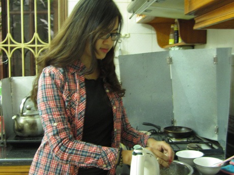 Cùng làm bánh mừng 8/3 với cô gái xinh đẹp HV Ngoại giao - 3 Bước 1: Hiền Mi đang cho bơ và đun lên cho tan sau đó cho đường vào bơ, đánh cho tan ra với nhau.
