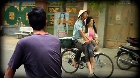 Rớt nước mắt với clip "chuyện tình chàng bán bánh giò" - 4 Quán bánh tráng vỉa hè của cô gái là nơi họ thường hò hẹn