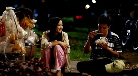 Rớt nước mắt với clip "chuyện tình chàng bán bánh giò" - 3 Quán bánh tráng vỉa hè của cô gái là nơi họ thường hò hẹn