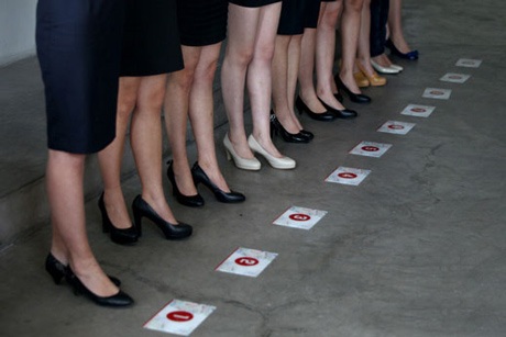 Các cô gái được kiểm tra kỹ về ngoại hình