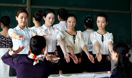 Trở thành tiếp viên hàng không luôn là mơ ước của không ít bạn trẻ TQ.