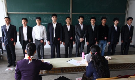 Các chàng trai cũng được chọn lựa kỹ càng không kém