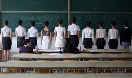 Các cô gái được kiểm tra kỹ về ngoại hình