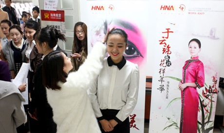 Trở thành tiếp viên hàng không luôn là mơ ước của không ít bạn trẻ TQ.