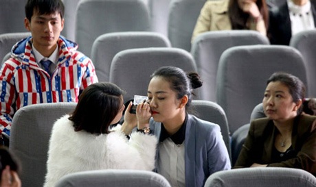 Với lượng người dự tuyển khá đông, sự hồi hộp lộ rõ ở người nhà thí sinh