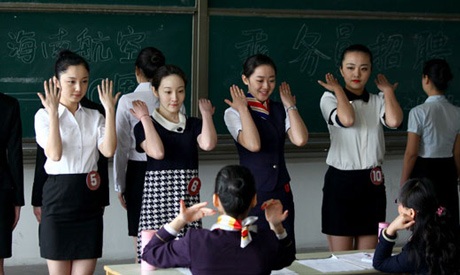 Trở thành tiếp viên hàng không luôn là mơ ước của không ít bạn trẻ TQ.