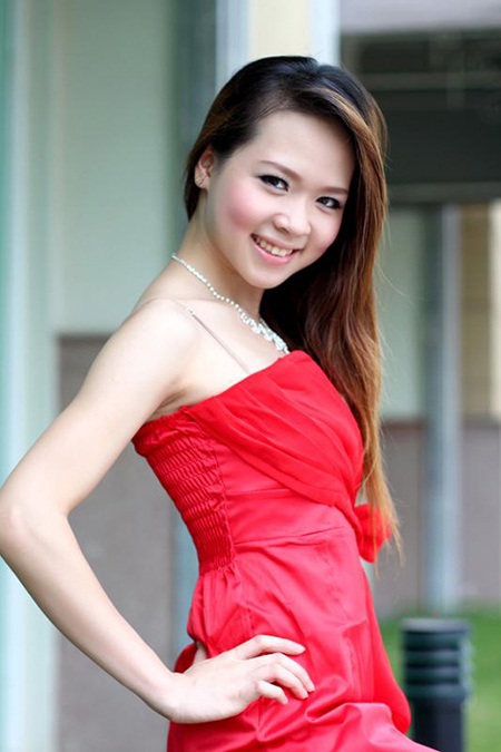 Ngắm những nữ sinh đẹp nhất ĐH Bách khoa - 4 Khánh Linh luôn xuất hiện với hình ảnh nữ tính, lôi cuốn