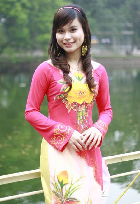 Ngắm những nữ sinh đẹp nhất ĐH Bách khoa - 2 Dịu dàng với tà áo dài.