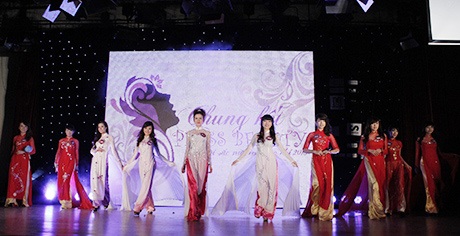 Ngắm nhan sắc rực rỡ nữ sinh Báo chí đêm chung kết - 5 Thướt tha trang trang phục áo dài