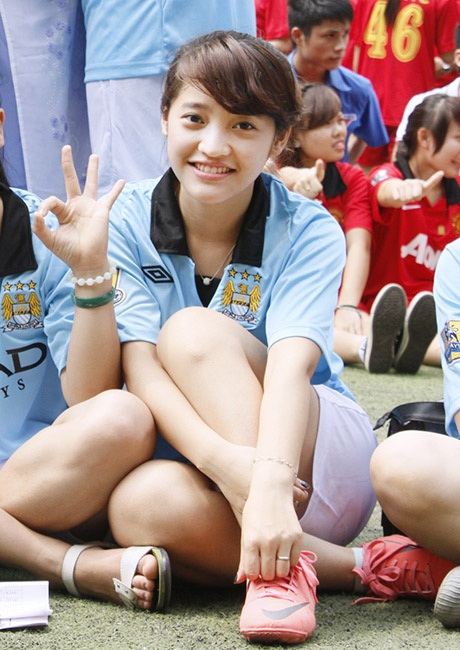 Diện quần đùi áo số, nữ sinh rạng rỡ "hút hồn" phái mạnh - 4 Fan Manchester City nghĩ sao về con gái mặc áo đấu?