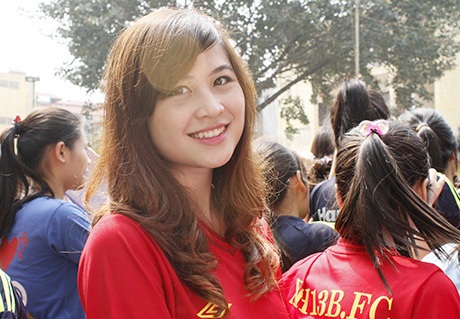 Diện quần đùi áo số, nữ sinh rạng rỡ "hút hồn" phái mạnh - 1 Nụ cười tỏa nắng của nữ cầu thủ trước giờ ra sân