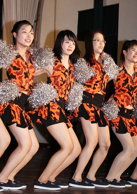 Những nàng cổ động xinh đẹp trường Khoa học tự nhiên - 9 Trang phục họa tiết của khoa Khí tượng thủy văn