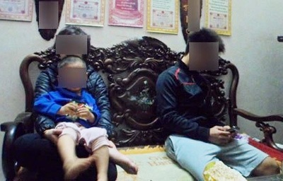 Lời ru buồn của những bà mẹ sớm bỏ giảng đường - 1 Đời sống hôn nhân kém hòa thuận của cặp vợ chồng trẻ (Ảnh: Nguyễn Linh)