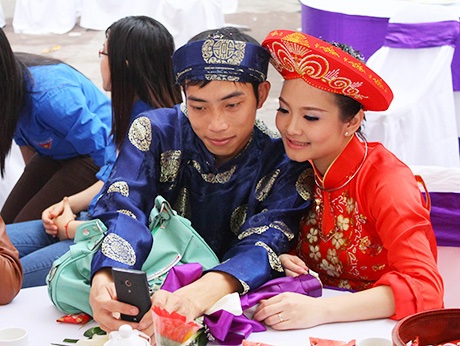 Hào hứng đám cưới tập thể “siêu” tiết kiệm tại Hà Nội - 12 Đôi vợ chồng mới cưới tranh thủ chụp ảnh khoe bạn bè