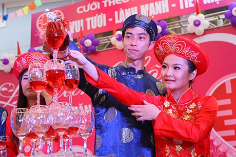 Hào hứng đám cưới tập thể “siêu” tiết kiệm tại Hà Nội - 8 Đám cưới tiết kiệm, giản đơn nhưng không thể thiếu rượi sâm-panh