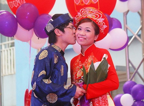 Hào hứng đám cưới tập thể “siêu” tiết kiệm tại Hà Nội - 6 Nụ hôn hạnh phúc