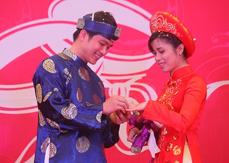 Hào hứng đám cưới tập thể “siêu” tiết kiệm tại Hà Nội - 5 Các cặp đôi trao nhẫn cưới cho nhau