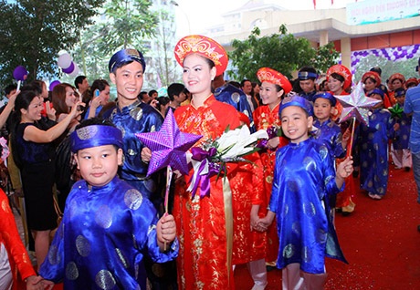 Hào hứng đám cưới tập thể “siêu” tiết kiệm tại Hà Nội - 2 Rạng rỡ tiến vào lễ đường