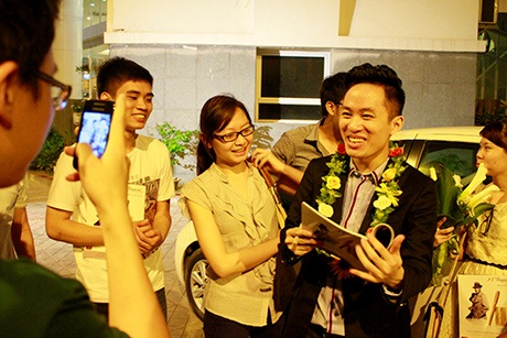 Ca sĩ Tùng Dương: "Tuổi trẻ thà làm quá còn hơn… làm không tới" - 4 Fan bủa vây chúc mừng chàng ca sĩ nhận giải thưởng và xin chữ kí