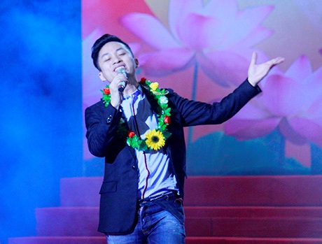 Ca sĩ Tùng Dương: "Tuổi trẻ thà làm quá còn hơn… làm không tới" - 5 Fan bủa vây chúc mừng chàng ca sĩ nhận giải thưởng và xin chữ kí