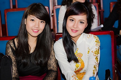 Hoa khôi Duyên dáng Hà thành 2012 (trái) và Hoa khôi Imiss 2012 (phải) đến dự với tư cách khách mời