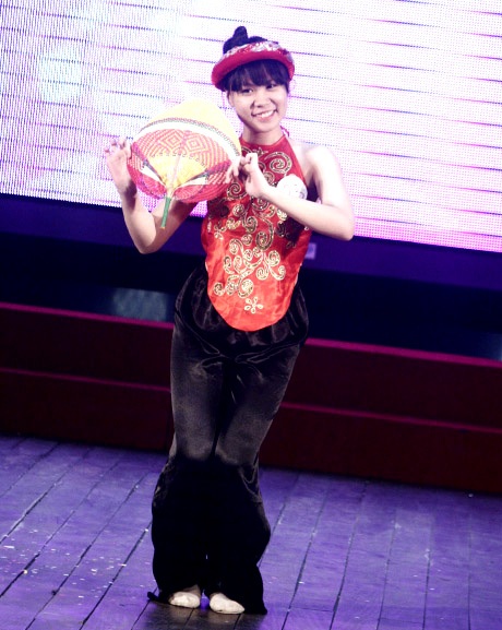 Múa dân gian lên ngôi trong buổi thi sơ loại của Duyên dáng Hà thành.