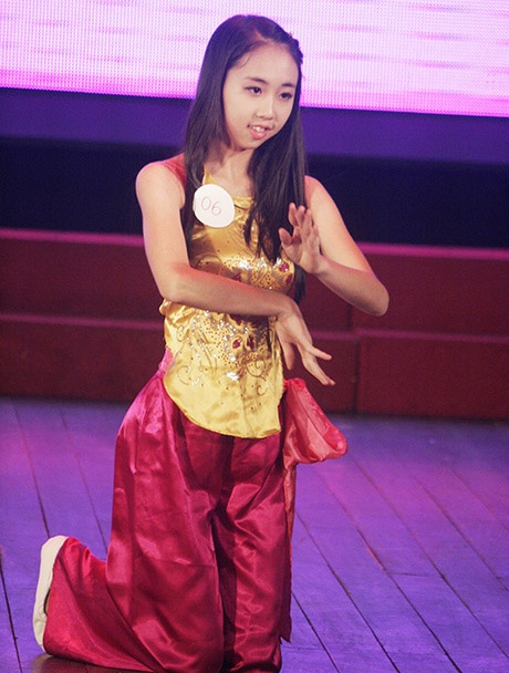 Múa dân gian lên ngôi trong buổi thi sơ loại của Duyên dáng Hà thành.