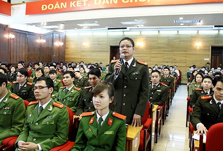 Thanh niên công an “trút bầu tâm sự” về vấn đề bức thiết cuộc sống - 1 Bạn Trần Đại Chung, cán bộ chiến sĩ trẻ đặt câu hỏi đầu tiên.