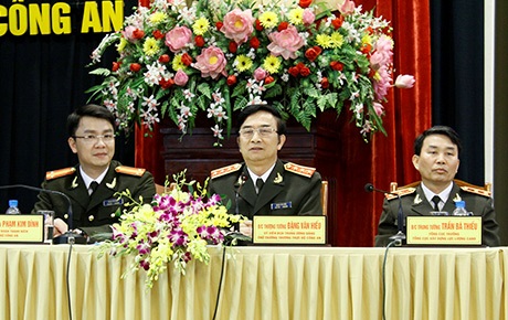Thanh niên công an “trút bầu tâm sự” về vấn đề bức thiết cuộc sống - 2 Bạn Trần Đại Chung, cán bộ chiến sĩ trẻ đặt câu hỏi đầu tiên.