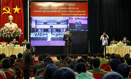 Thanh niên công an “trút bầu tâm sự” về vấn đề bức thiết cuộc sống - 3 Buổi giao lưu giữa các lãnh đạo và đoàn viên thanh niên công an tại Hội trường 44 Yết Kiêu, Hà Nội.