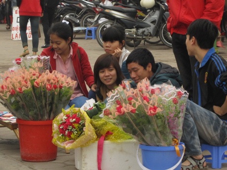 Kinh doanh hoa 8/3 - Những thất bại “ê chề” của bạn trẻ - 2 Có sự giúp đỡ, phối hợp của bạn bè sẽ giúp bạn bán hoa thuận lợi hơn rất nhiều.
