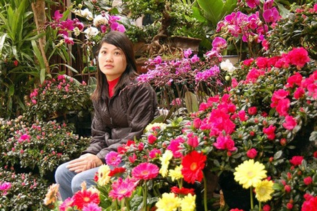 Kinh doanh hoa 8/3 - Những thất bại “ê chề” của bạn trẻ - 1 Không ít bạn trẻ mếu dở khi trót mua cả rừng hoa về kinh doanh dịp này.