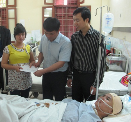 Bạn trẻ Hải Phòng hào hứng tại ngày hội “Thanh niên với văn hóa giao thông” - 2 Lãnh đạo Thành đoàn – Ban An toàn giao thông thành phố tặng quà các nạn nhân tai nạn giao thông