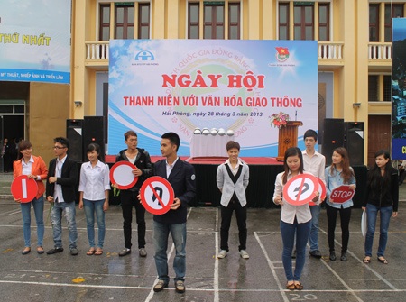 Bạn trẻ Hải Phòng hào hứng tại ngày hội “Thanh niên với văn hóa giao thông” - 3 Lãnh đạo Thành đoàn – Ban An toàn giao thông thành phố tặng quà các nạn nhân tai nạn giao thông
