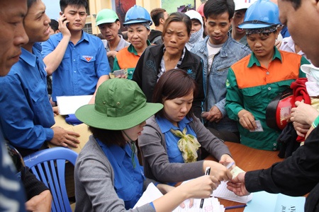 Bạn trẻ Hải Phòng hào hứng tại ngày hội “Thanh niên với văn hóa giao thông” - 1 Đổi mũ bảo hiểm đạt chuẩn cho đoàn viên thanh niên và nhân dân tham gia