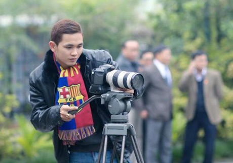 Chàng trai 9X kể chuyện tình yêu bằng clip lãng mạn - 2 Thế Hùng trong một buổi quay clip