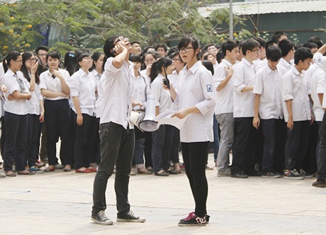 Hàng trăm teen chuyên Ams hào hứng xếp chữ chia tay khối 12 - 9 Sử dụng thiết bị hiện đại, bao gồm cả loa, bộ đàm để điểu khiển đội hình