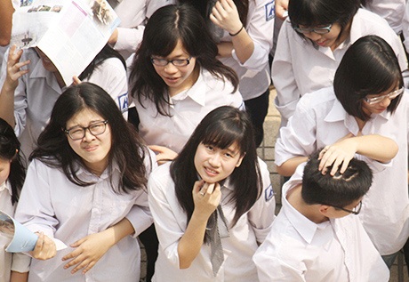 Hàng trăm teen chuyên Ams hào hứng xếp chữ chia tay khối 12 - 8 Lắng nghe chỉ thị cân chỉnh đội hình từ trên cao