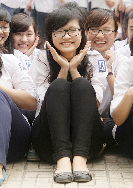 Hàng trăm teen chuyên Ams hào hứng xếp chữ chia tay khối 12 - 6 Nữ sinh 12 chuyên Ams xinh đẹp, tươi tắn