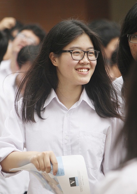 Hàng trăm teen chuyên Ams hào hứng xếp chữ chia tay khối 12 - 5 Ai nấy đều hồ hởi chờ tới lúc sự kiện xếp hình chính thức diễn ra