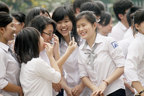 Hàng trăm teen chuyên Ams hào hứng xếp chữ chia tay khối 12 - 4 Phe tóc dài tụ tập chụp ảnh cho nhau