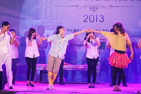 Mọi người nhảy múa ăn mừng