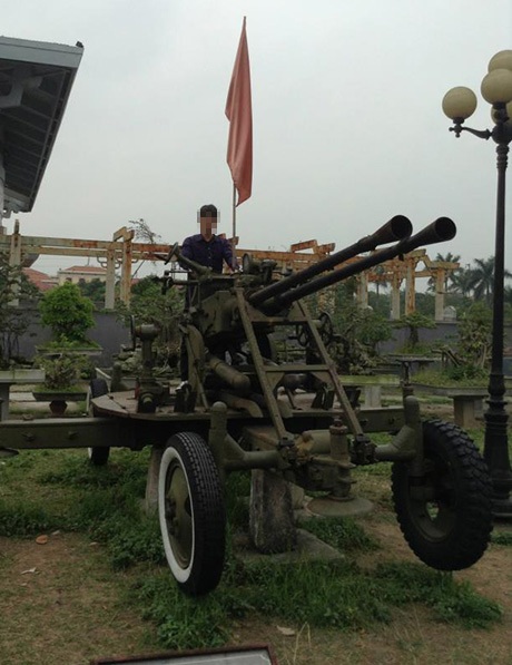 Phẫn nộ nam sinh khoe ảnh ngồi lên tượng đài Lý Thái Tổ - 4 Xe pháo