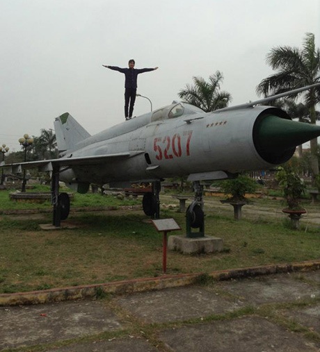 Phẫn nộ nam sinh khoe ảnh ngồi lên tượng đài Lý Thái Tổ - 3 Xe pháo
