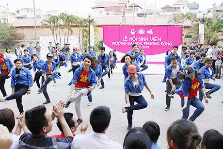 Ngộ nghĩnh điệu nhảy flashmob kiểu "con gà" của SV - 1 CLB thanh niên tình nguyện ra quân với khí thế áp đảo