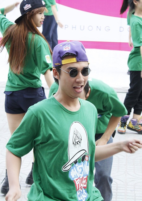 Ngộ nghĩnh điệu nhảy flashmob kiểu "con gà" của SV - 9 CLB hiphop góp vui với màn nhảy vui nhộn