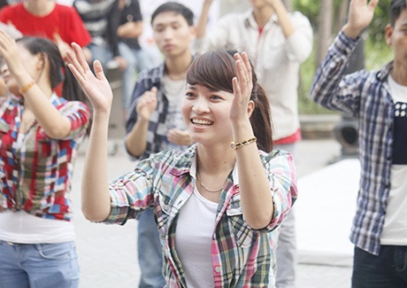 Ngộ nghĩnh điệu nhảy flashmob kiểu "con gà" của SV - 7 Nữ sinh CLB Kiến trúc